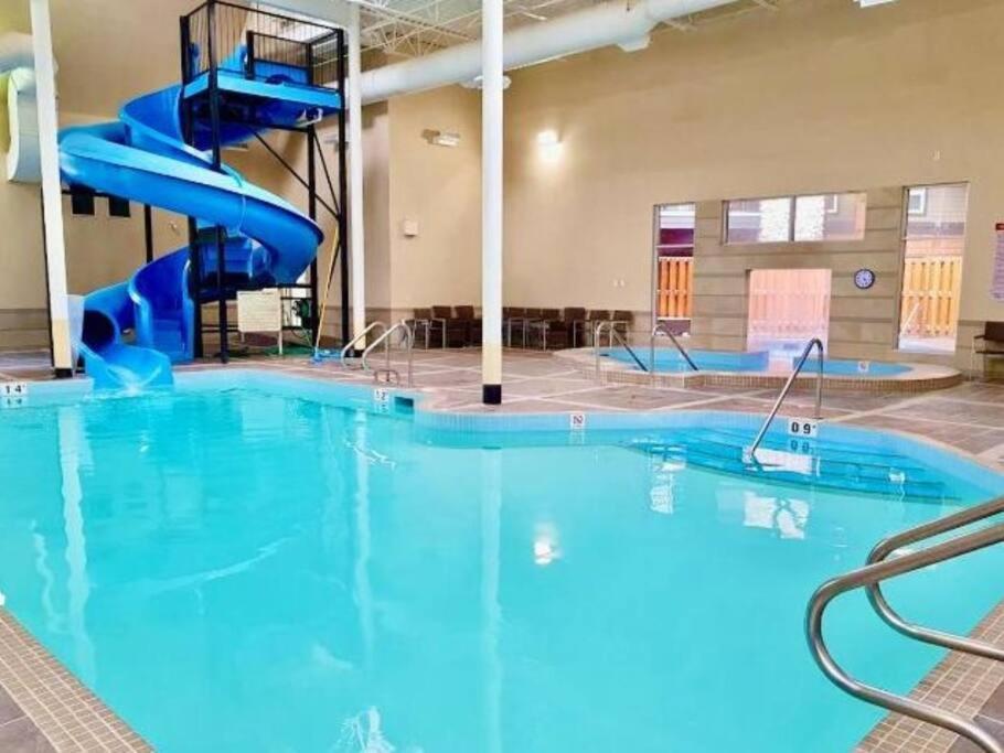 G222 Family Fun- Mtn View Stay, Water Slide, Pool, Hot Tub, Free Parking Apartment *