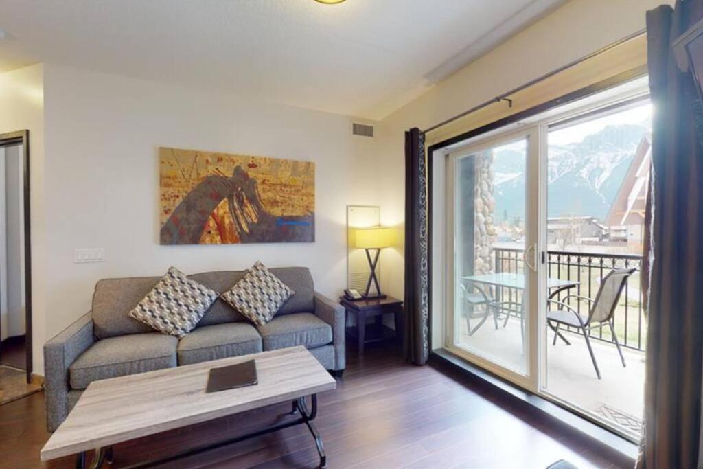 G222 Family Fun- Mtn View Stay, Water Slide, Pool, Hot Tub, Free Parking * Canmore