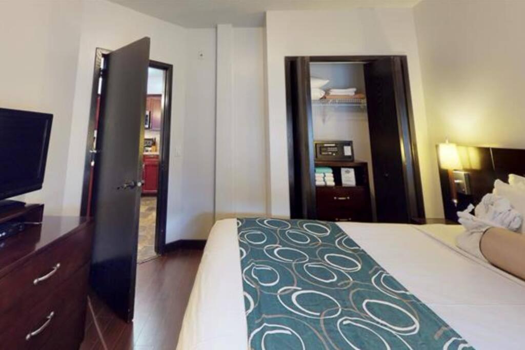 Apartment G222 Family Fun- Mtn View Stay, Water Slide, Pool, Hot Tub, Free Parking