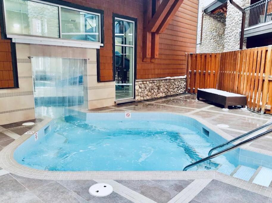 G222 Family Fun- Mtn View Stay, Water Slide, Pool, Hot Tub, Free Parking