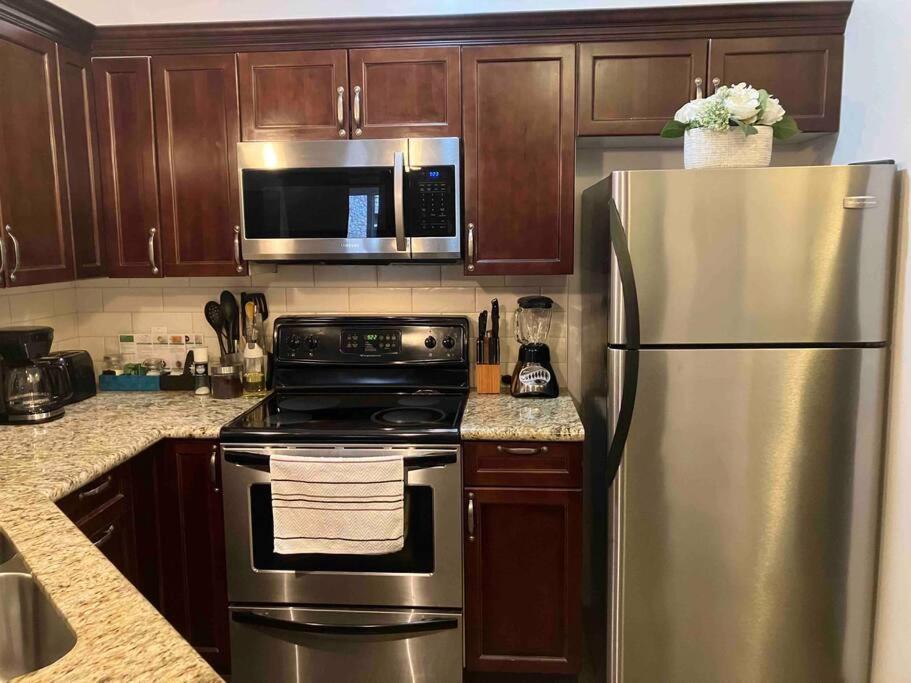 Apartment G222 Family Fun- Mtn View Stay, Water Slide, Pool, Hot Tub, Free Parking *