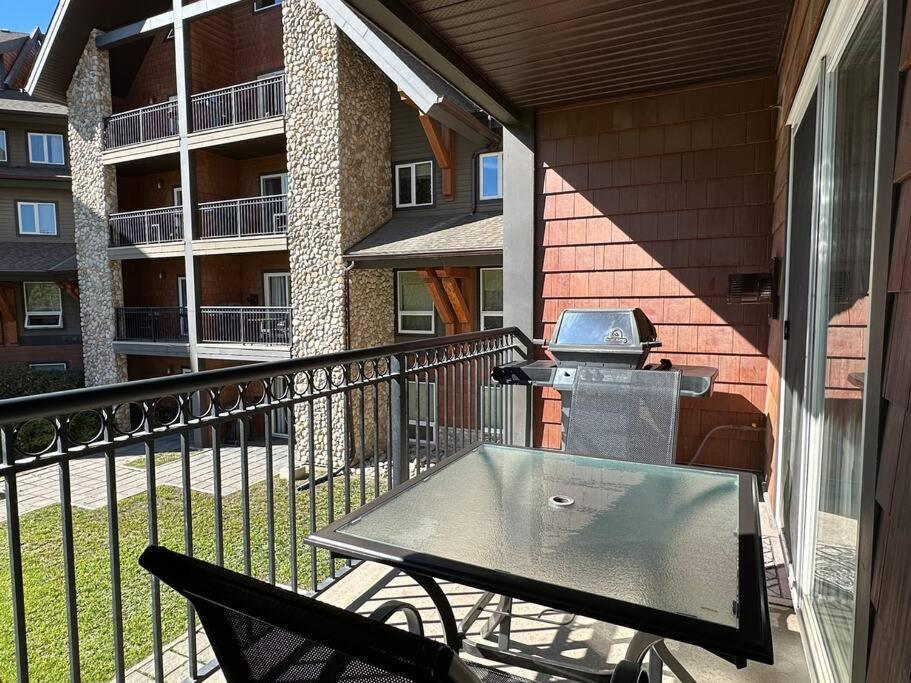 G222 Family Fun- Mtn View Stay, Water Slide, Pool, Hot Tub, Free Parking * Canmore