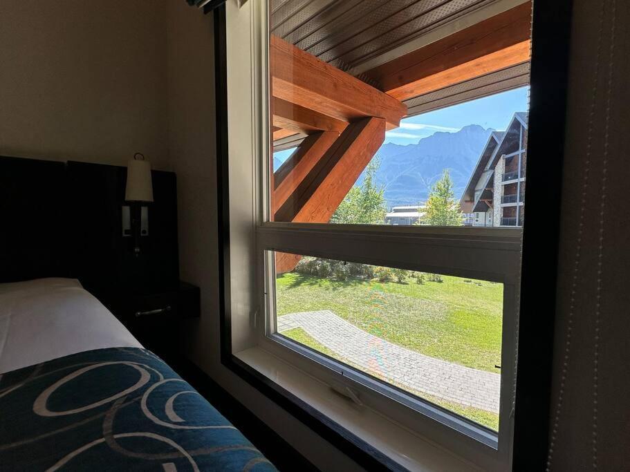 G222 Family Fun- Mtn View Stay, Water Slide, Pool, Hot Tub, Free Parking Apartment Canmore