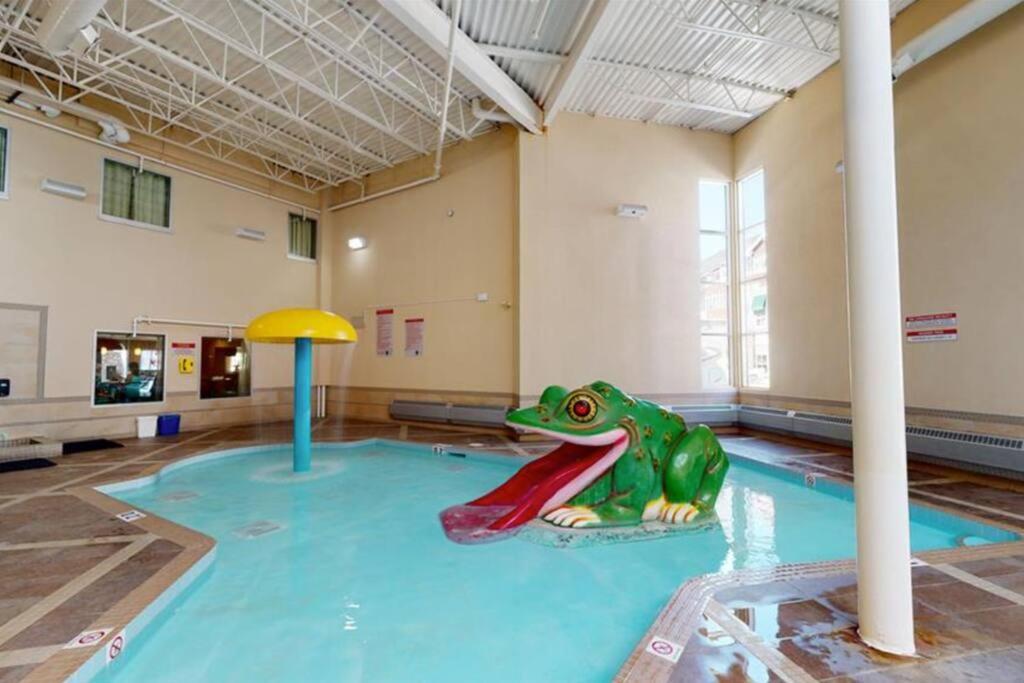 G222 Family Fun- Mtn View Stay, Water Slide, Pool, Hot Tub, Free Parking Canmore