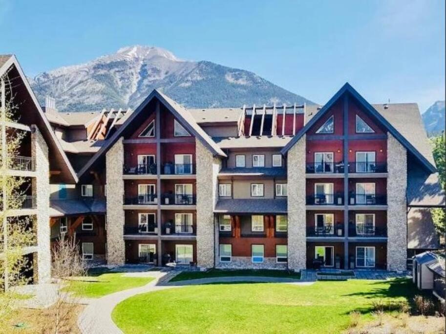 G222 Family Fun- Mtn View Stay, Water Slide, Pool, Hot Tub, Free Parking