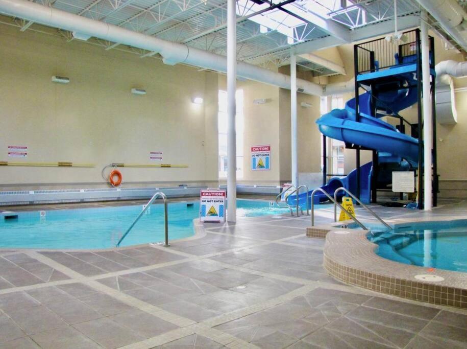 Apartment G222 Family Fun- Mtn View Stay, Water Slide, Pool, Hot Tub, Free Parking