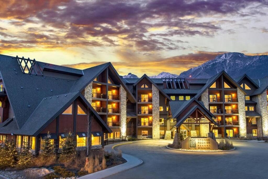 G222 Family Fun- Mtn View Stay, Water Slide, Pool, Hot Tub, Free Parking *