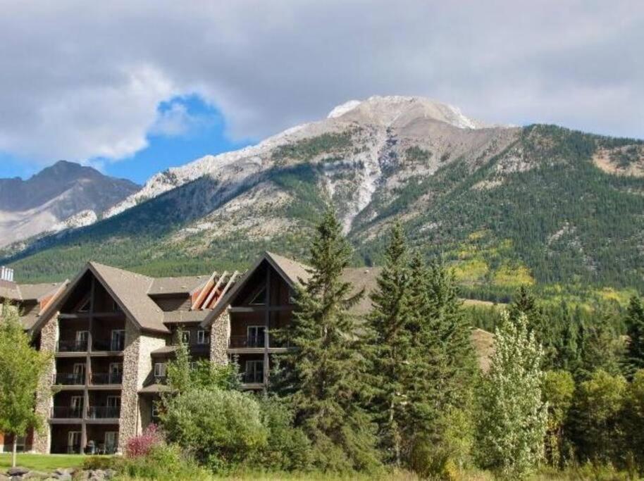 G222 Family Fun- Mtn View Stay, Water Slide, Pool, Hot Tub, Free Parking Apartment *