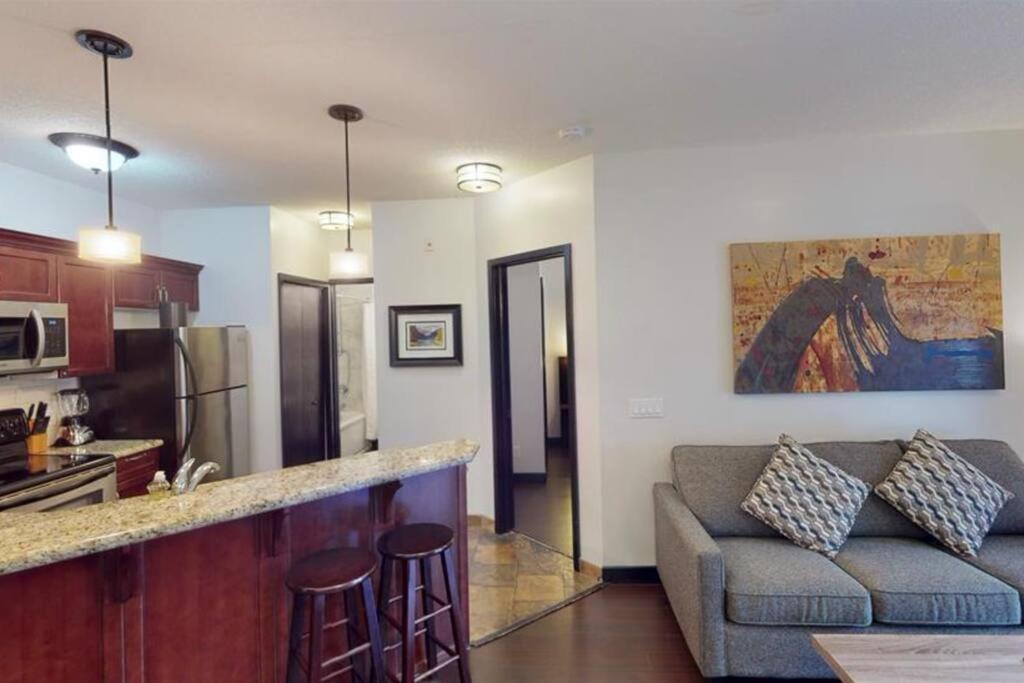 Apartment G222 Family Fun- Mtn View Stay, Water Slide, Pool, Hot Tub, Free Parking Canmore