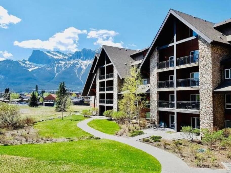 Apartment G222 Family Fun- Mtn View Stay, Water Slide, Pool, Hot Tub, Free Parking *