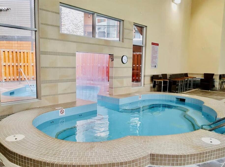 Apartment G222 Family Fun- Mtn View Stay, Water Slide, Pool, Hot Tub, Free Parking Canmore