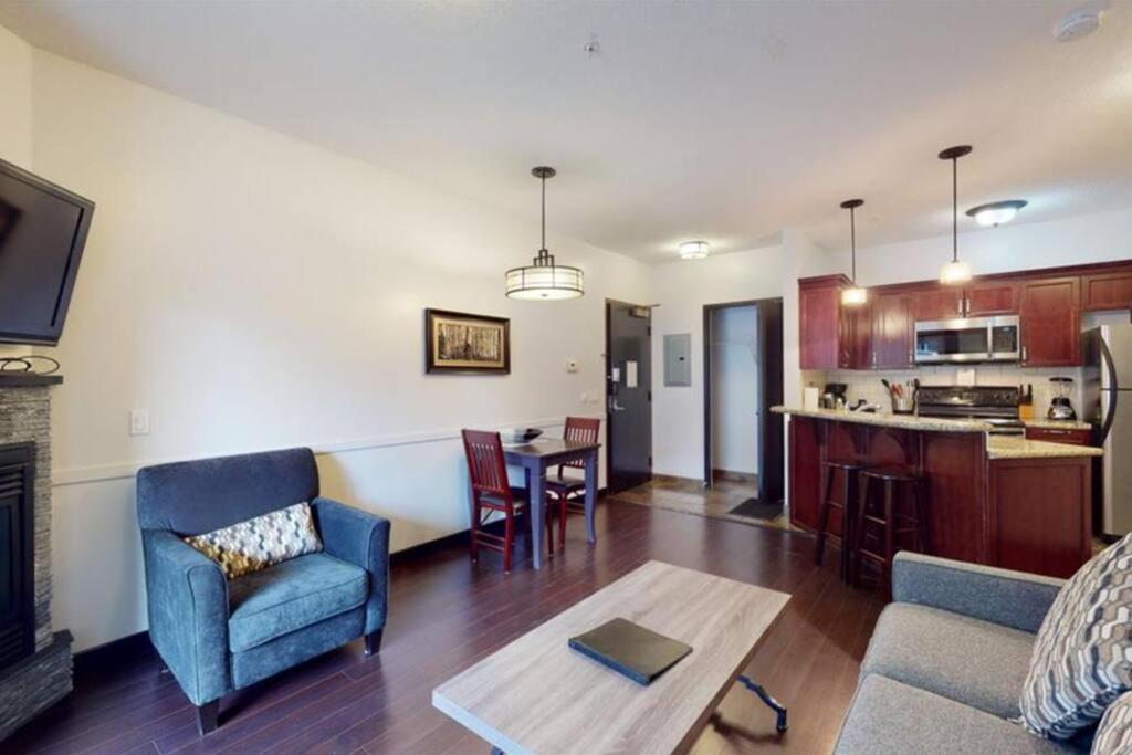 G222 Family Fun- Mtn View Stay, Water Slide, Pool, Hot Tub, Free Parking * Canmore