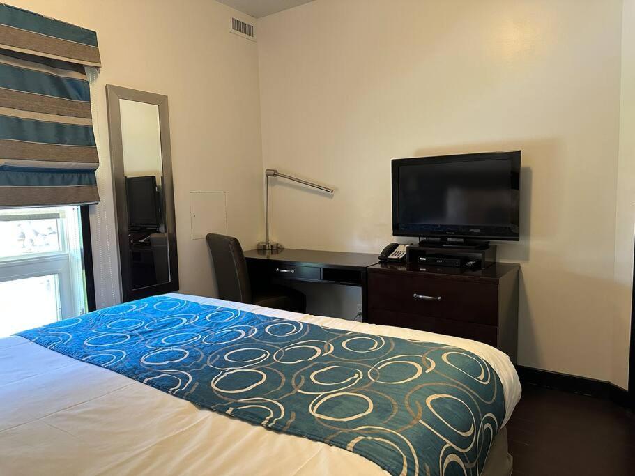 Apartment G222 Family Fun- Mtn View Stay, Water Slide, Pool, Hot Tub, Free Parking