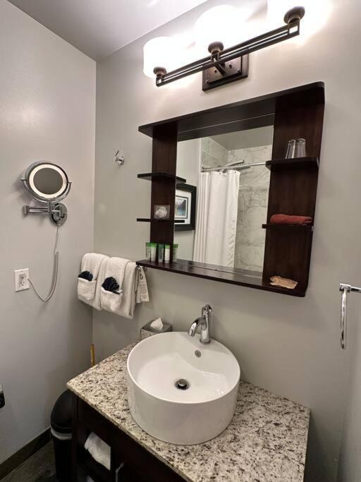 G222 Family Fun- Mtn View Stay, Water Slide, Pool, Hot Tub, Free Parking Apartment *