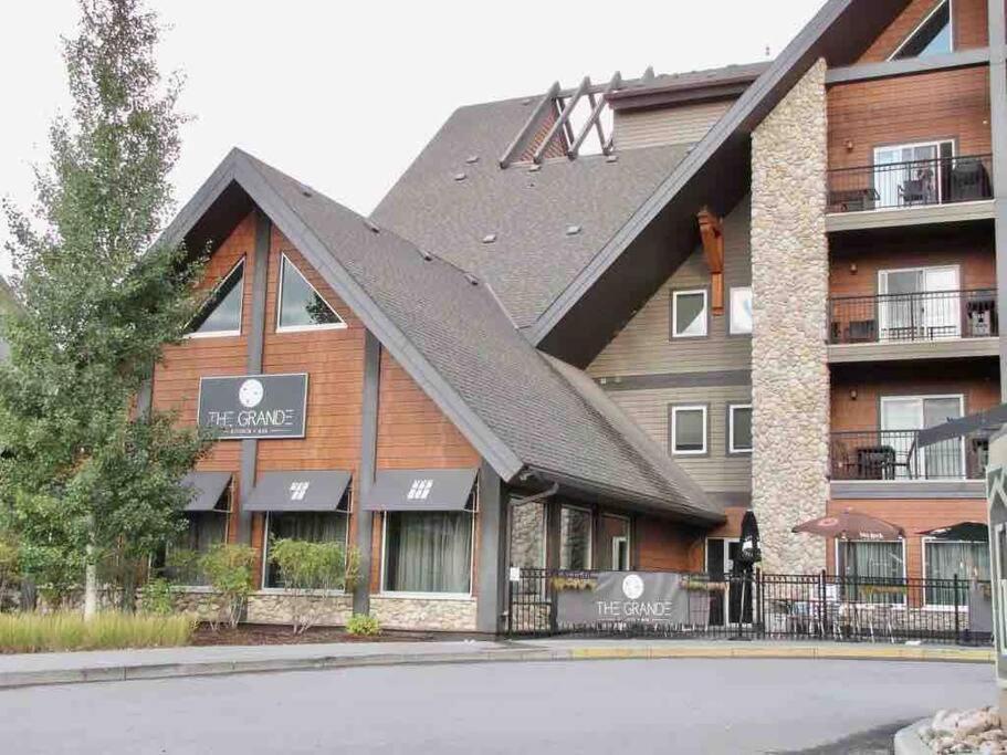 Apartment G222 Family Fun- Mtn View Stay, Water Slide, Pool, Hot Tub, Free Parking Canmore
