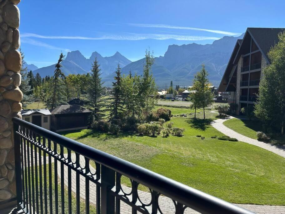 G222 Family Fun- Mtn View Stay, Water Slide, Pool, Hot Tub, Free Parking * Canmore