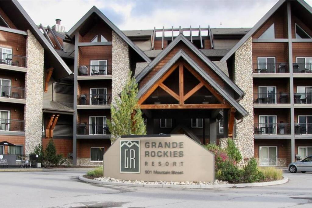 Apartment G222 Family Fun- Mtn View Stay, Water Slide, Pool, Hot Tub, Free Parking *