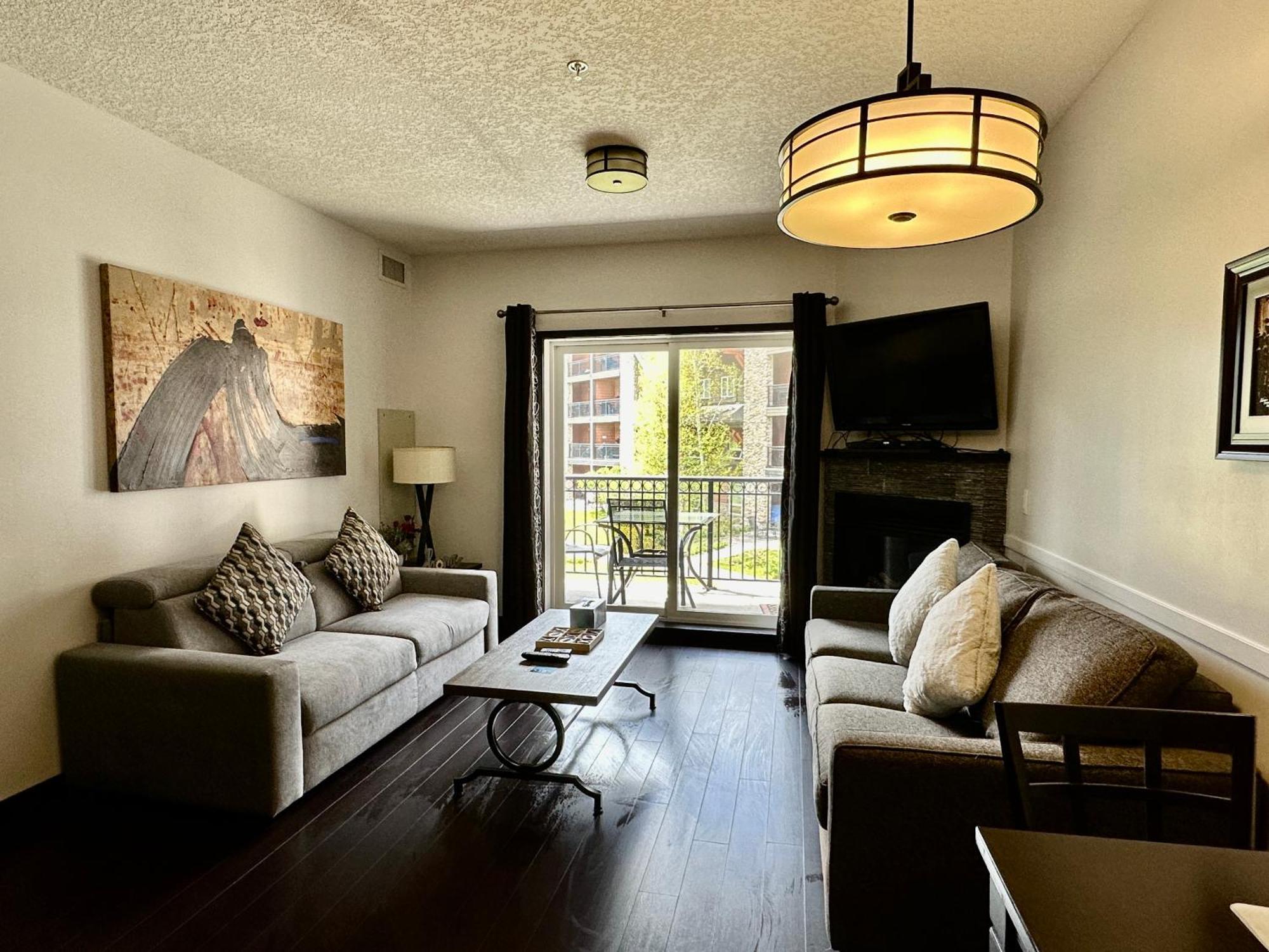 G222 Family Fun- Mtn View Stay, Water Slide, Pool, Hot Tub, Free Parking *