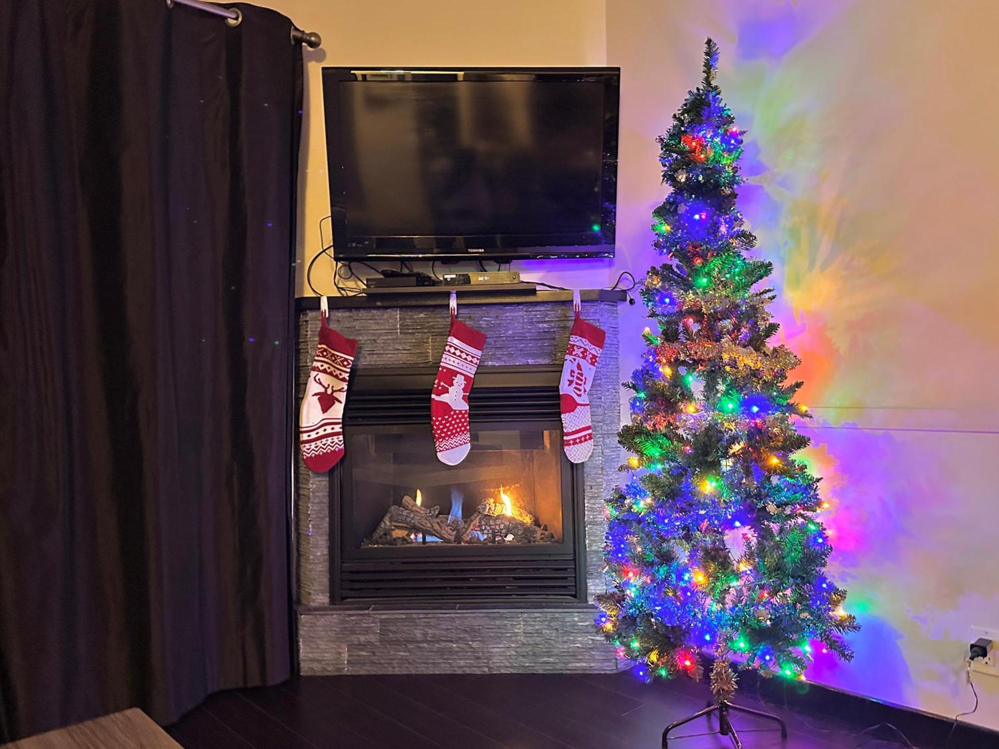 G222 Family Fun- Mtn View Stay, Water Slide, Pool, Hot Tub, Free Parking Apartment *