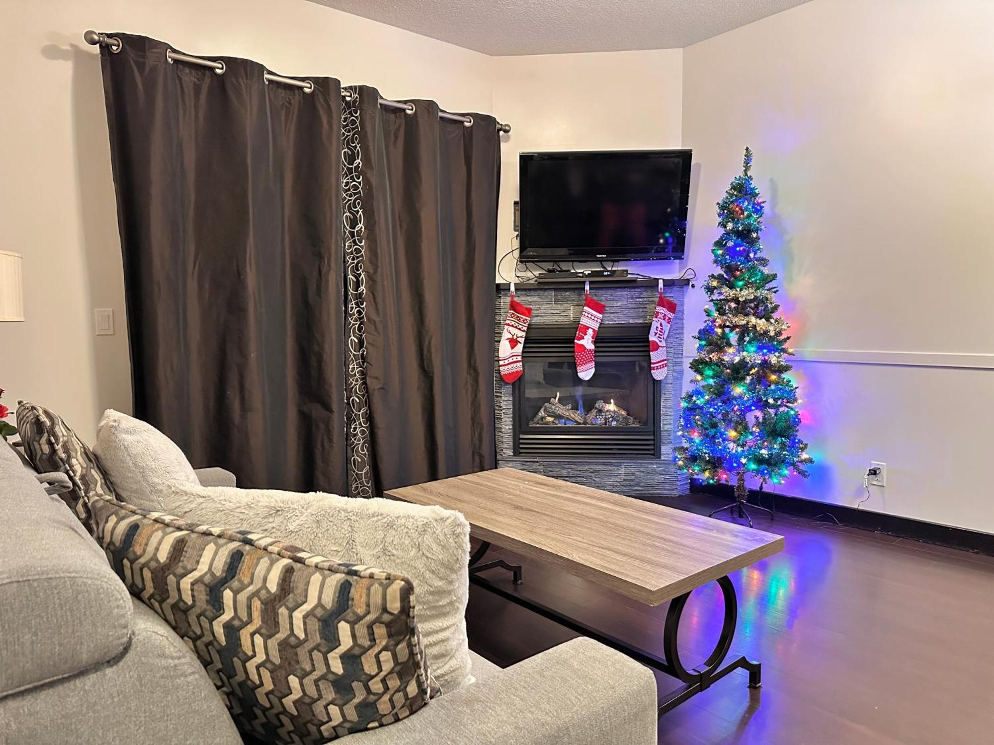 G222 Family Fun- Mtn View Stay, Water Slide, Pool, Hot Tub, Free Parking * Canmore