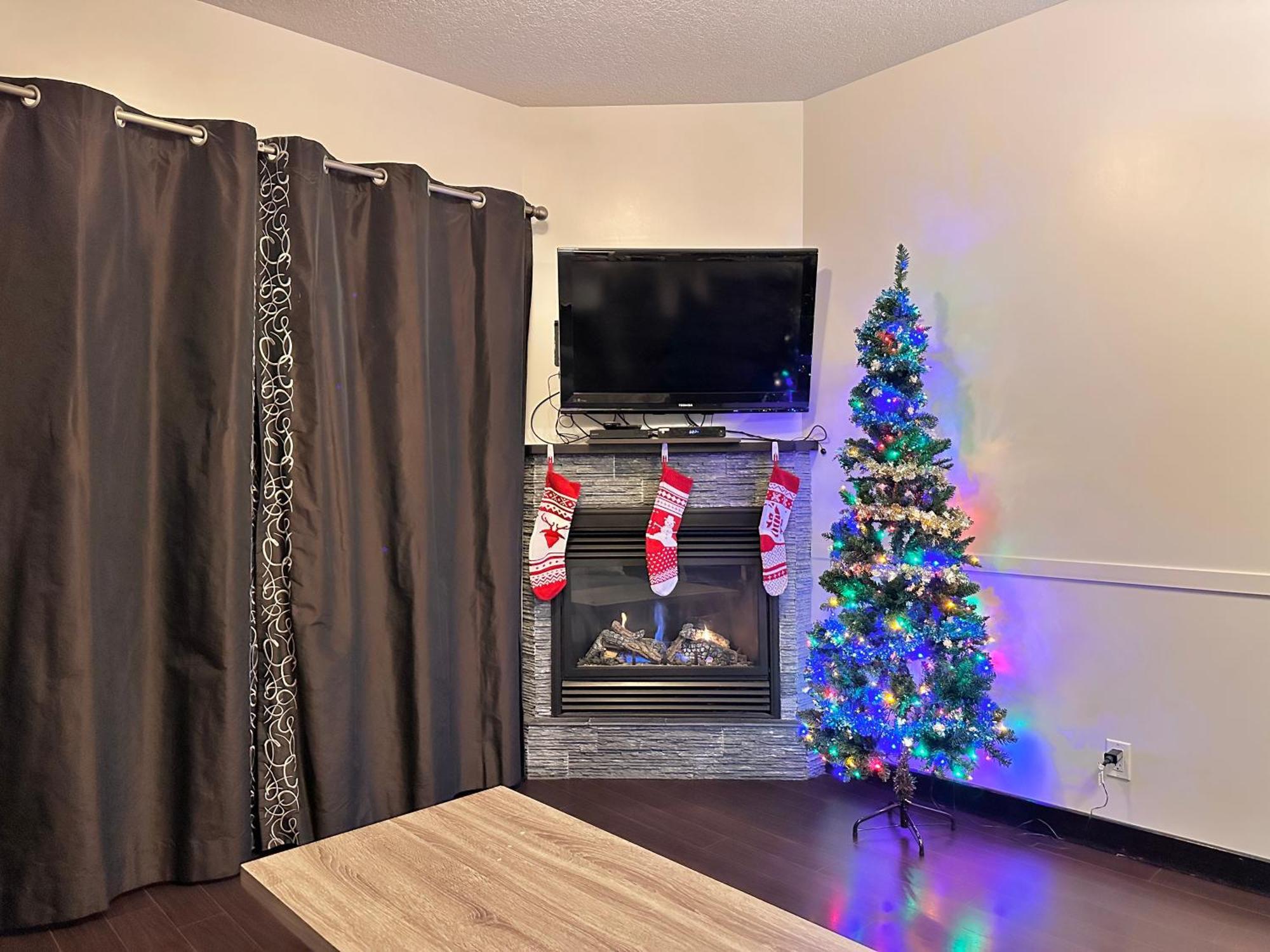 G222 Family Fun- Mtn View Stay, Water Slide, Pool, Hot Tub, Free Parking Apartment