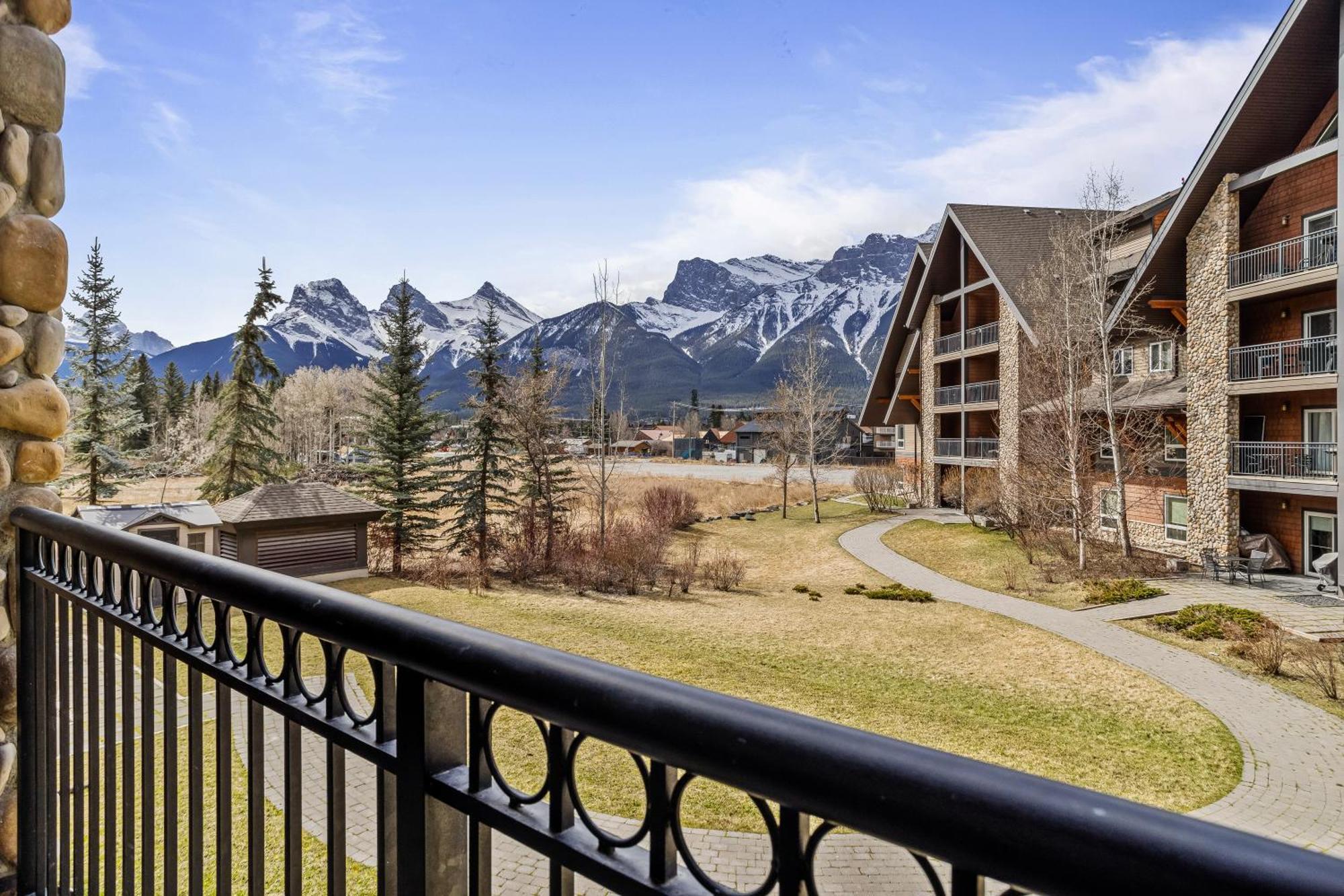 G222 Family Fun- Mtn View Stay, Water Slide, Pool, Hot Tub, Free Parking Apartment *