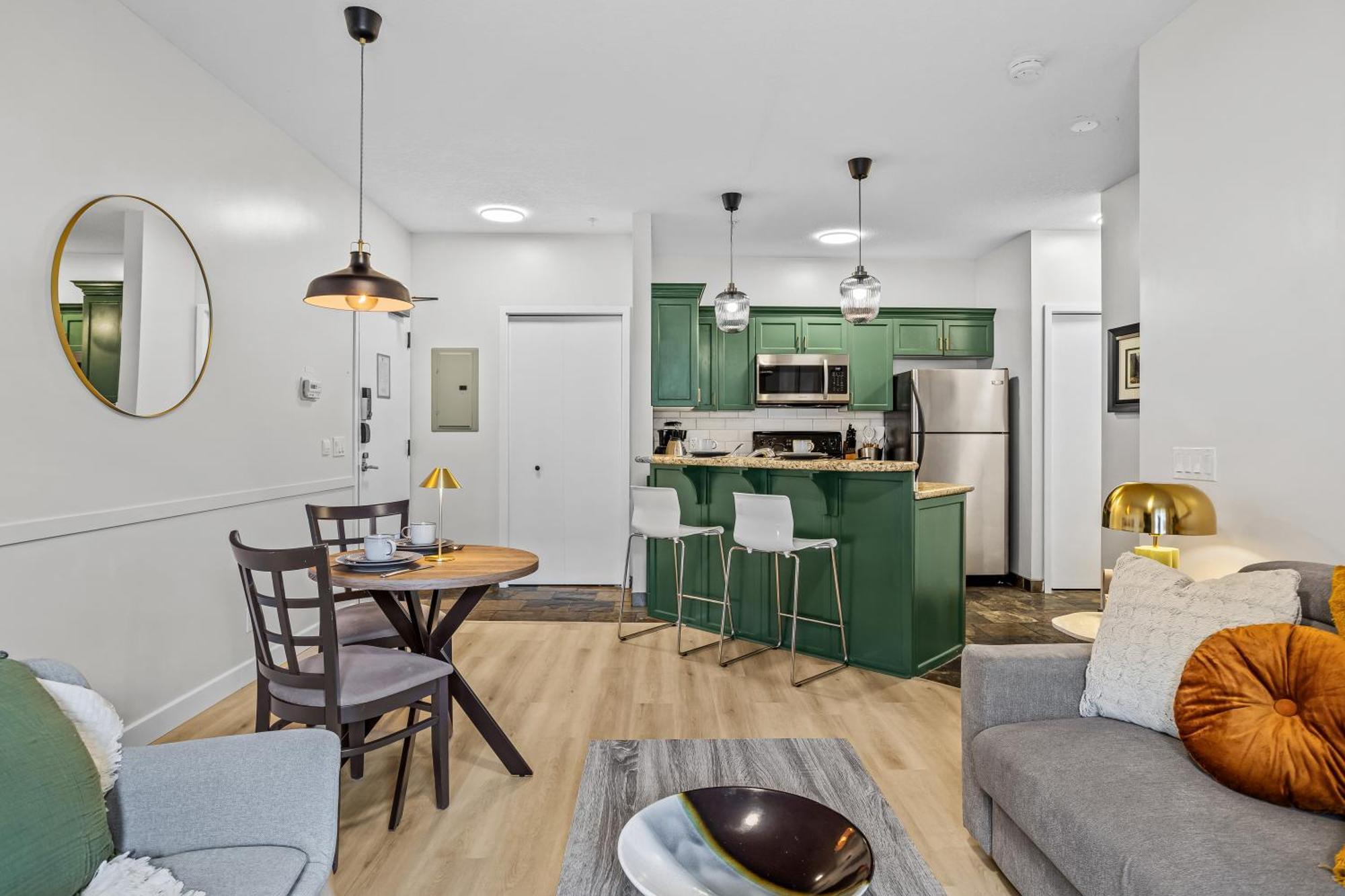 Apartment G222 Family Fun- Mtn View Stay, Water Slide, Pool, Hot Tub, Free Parking