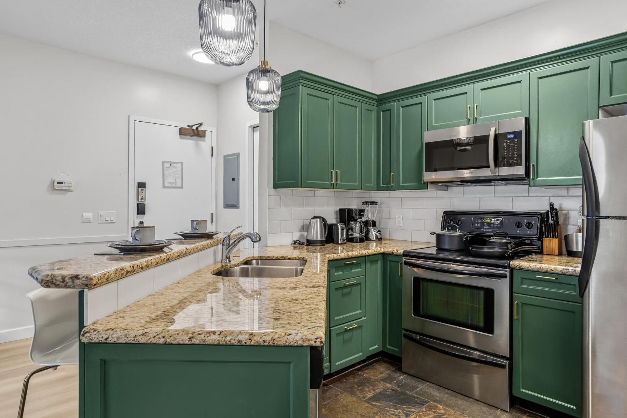 Apartment G222 Family Fun- Mtn View Stay, Water Slide, Pool, Hot Tub, Free Parking *