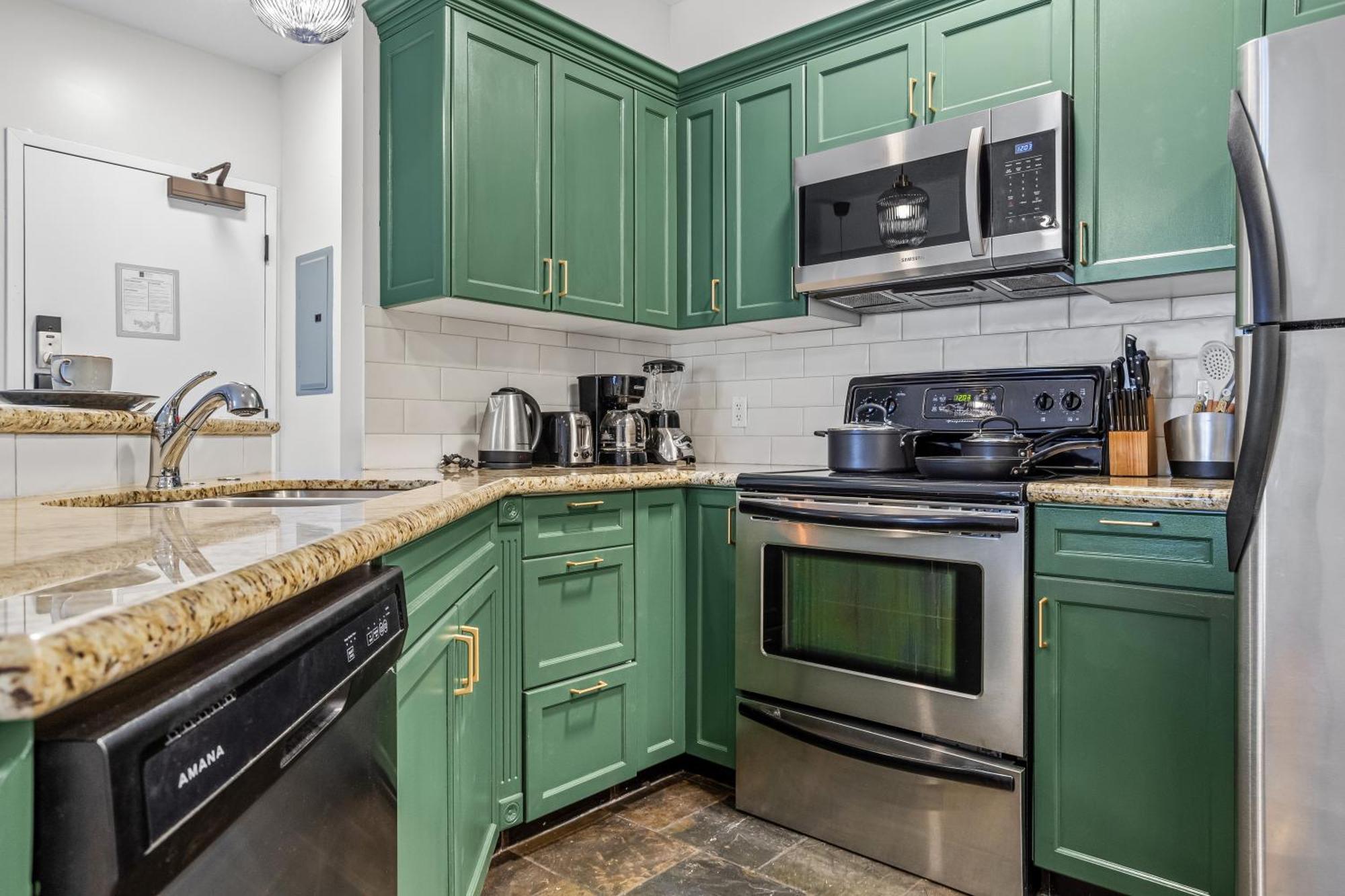 Apartment G222 Family Fun- Mtn View Stay, Water Slide, Pool, Hot Tub, Free Parking Canmore
