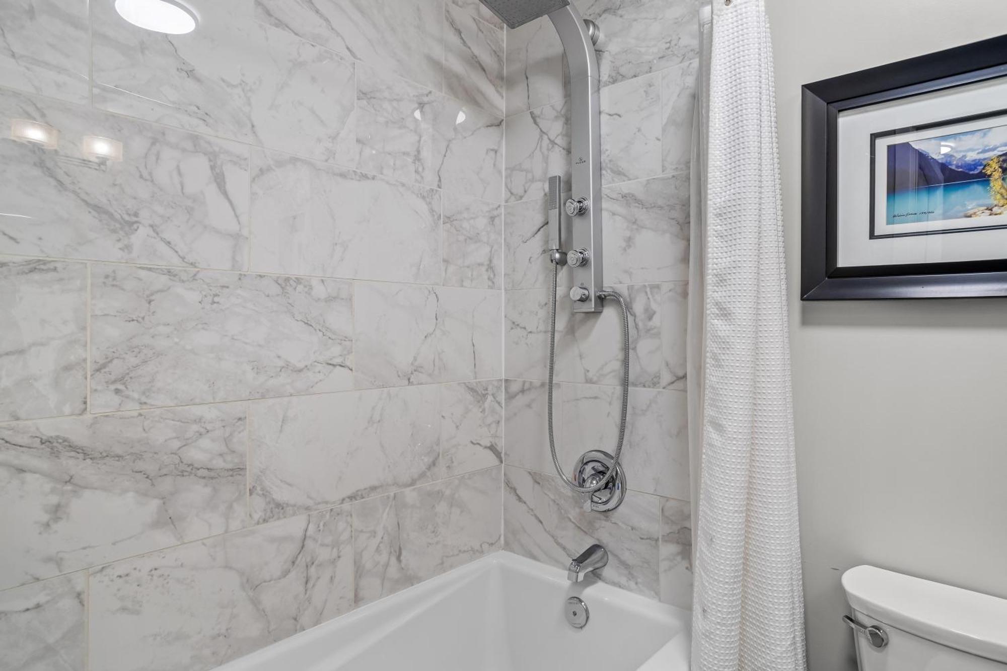 G222 Family Fun- Mtn View Stay, Water Slide, Pool, Hot Tub, Free Parking