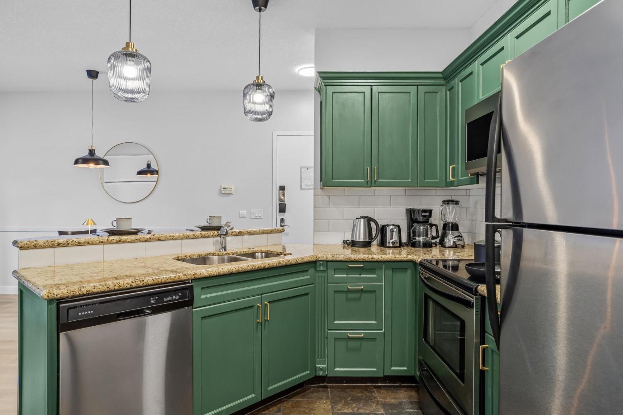 Apartment G222 Family Fun- Mtn View Stay, Water Slide, Pool, Hot Tub, Free Parking