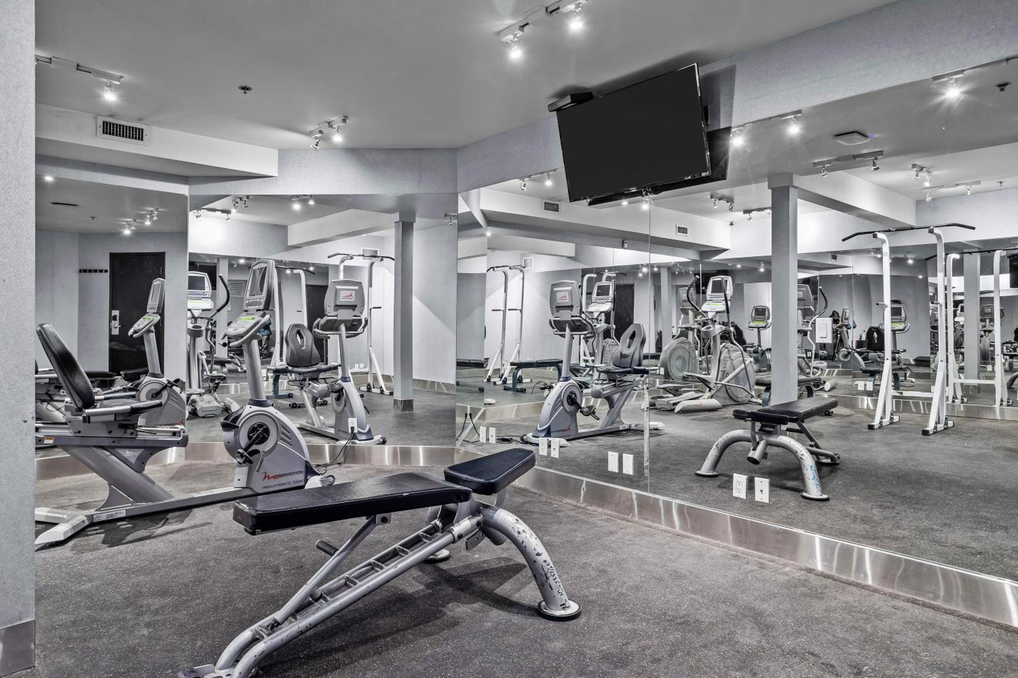 G222 Family Fun- Mtn View Stay, Water Slide, Pool, Hot Tub, Free Parking *