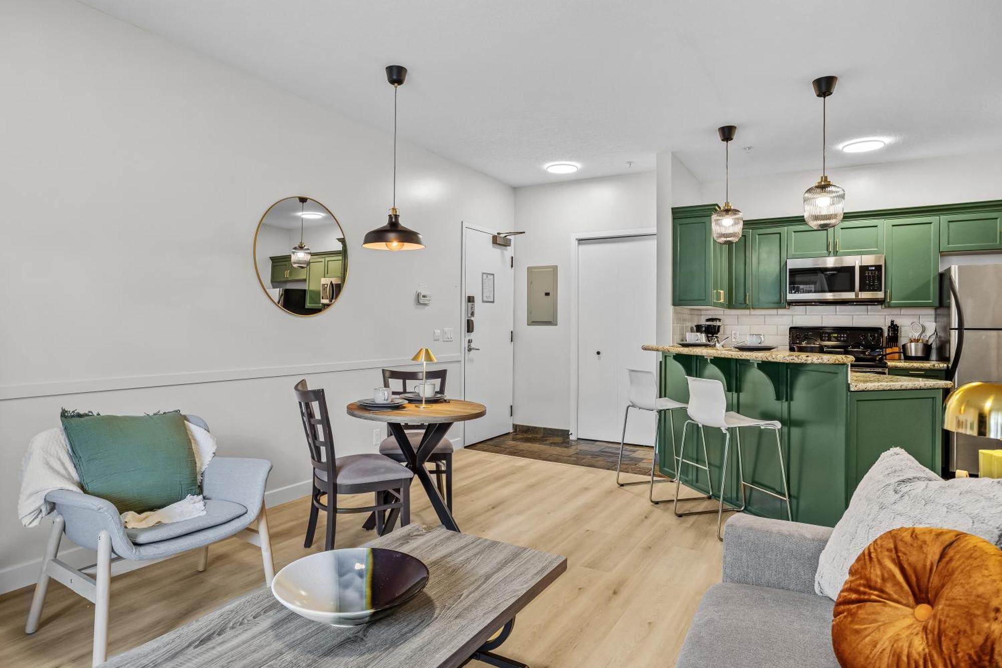 Apartment G222 Family Fun- Mtn View Stay, Water Slide, Pool, Hot Tub, Free Parking