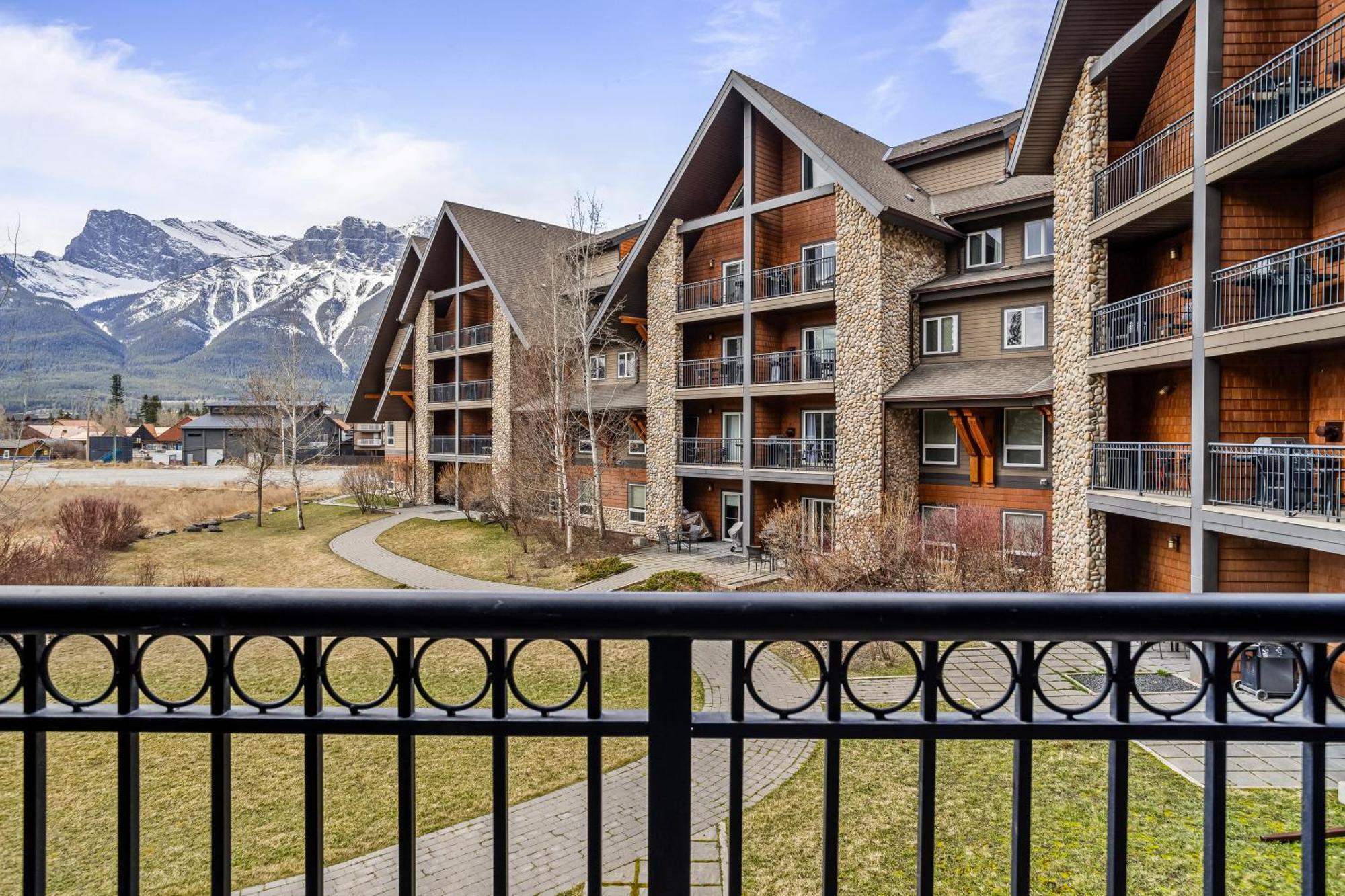 G222 Family Fun- Mtn View Stay, Water Slide, Pool, Hot Tub, Free Parking * Canmore