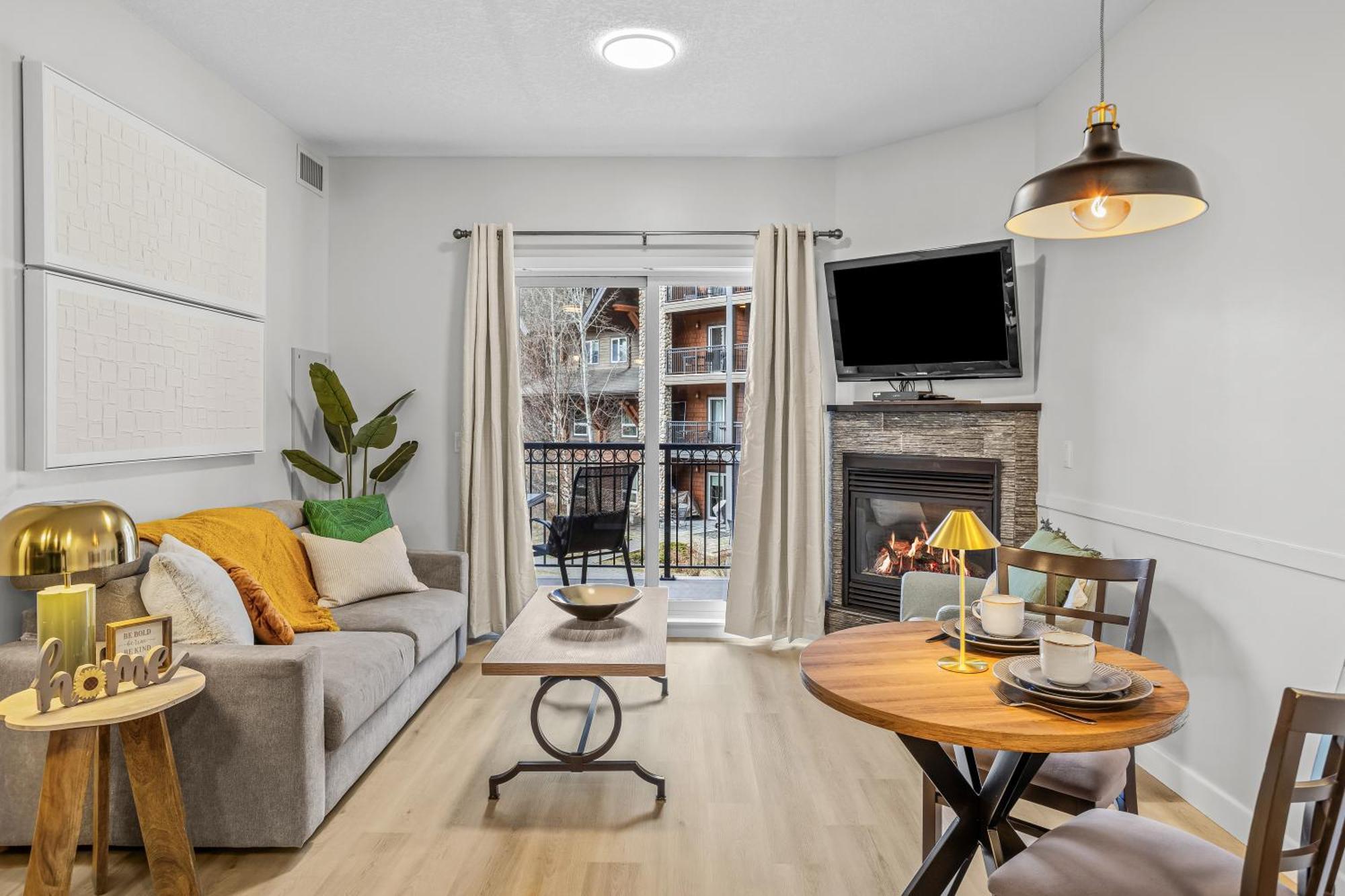 G222 Family Fun- Mtn View Stay, Water Slide, Pool, Hot Tub, Free Parking Apartment