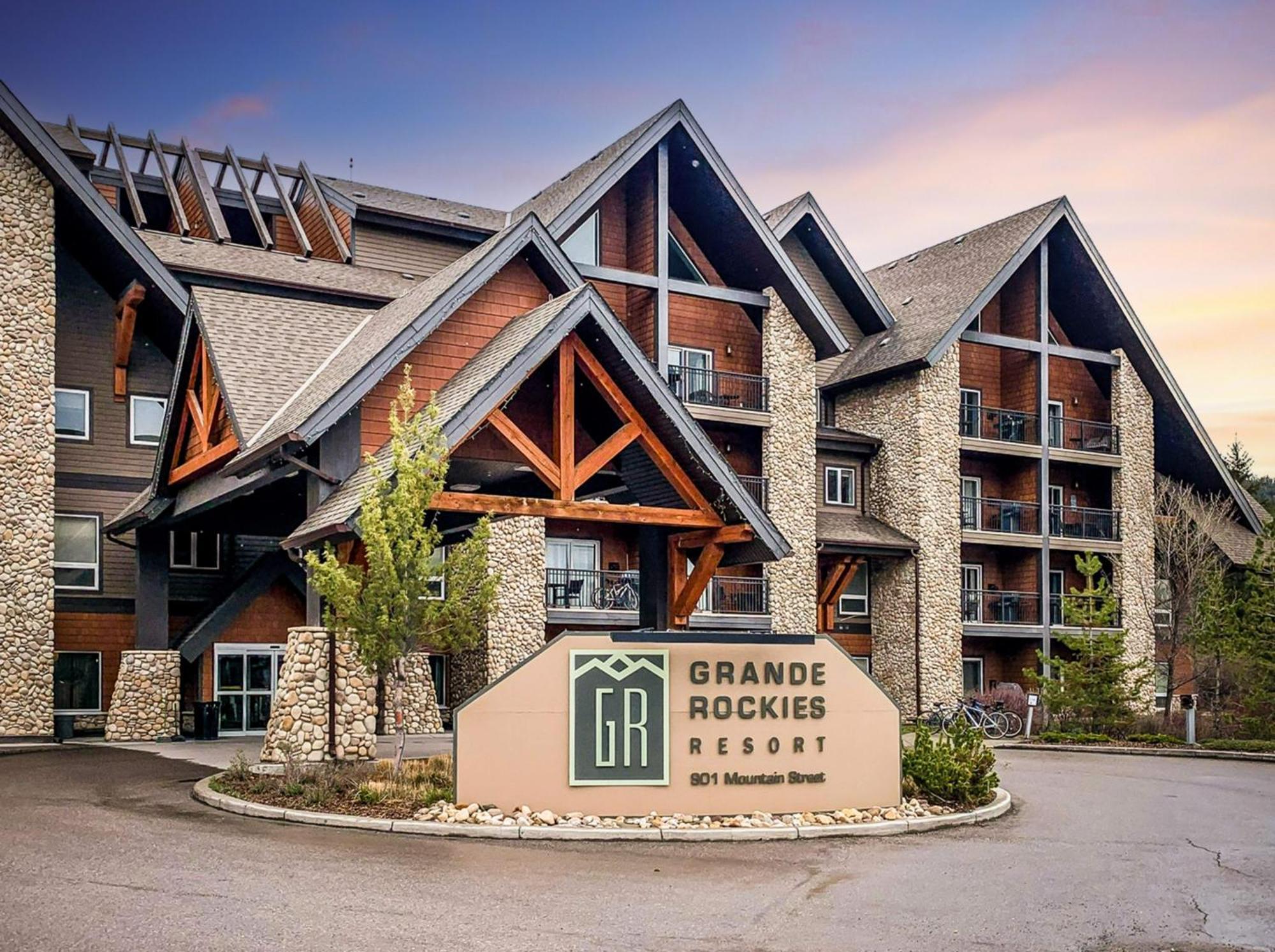 G222 Family Fun- Mtn View Stay, Water Slide, Pool, Hot Tub, Free Parking Apartment *